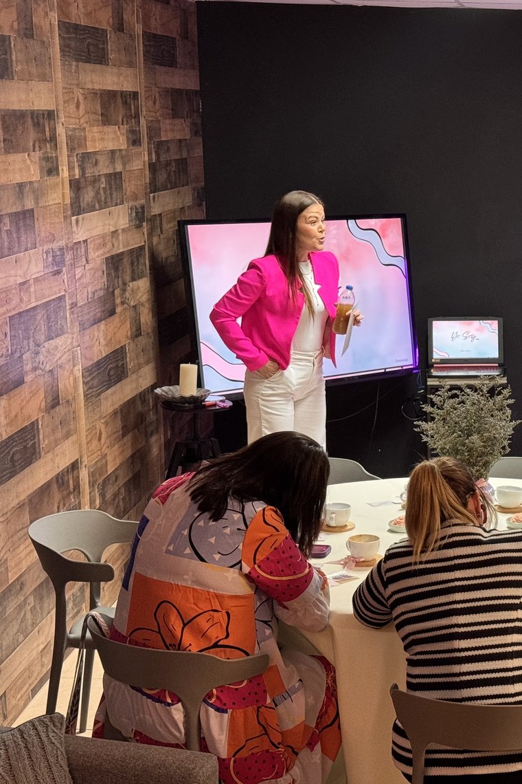 Beba Serra hablando en un encuentro con mujeres