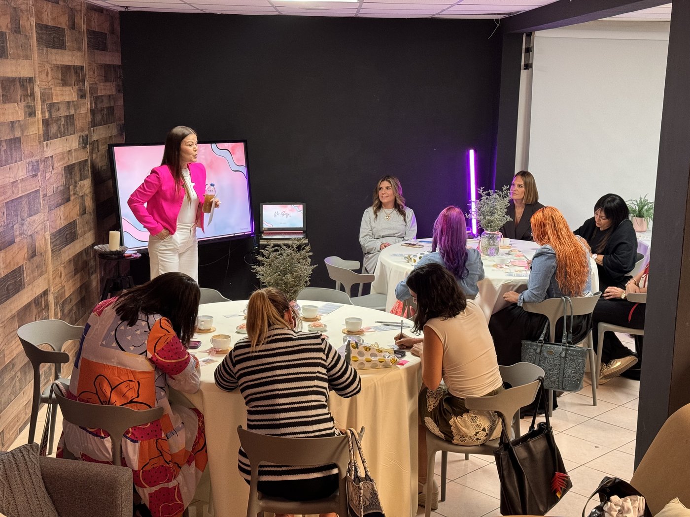 Beba Serra compartiendo con un grupo de mujeres en un taller