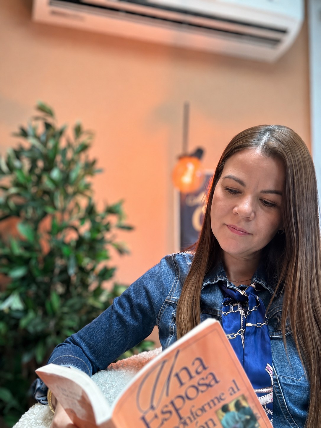 Beba Serra leyendo en un espacio de reflexión